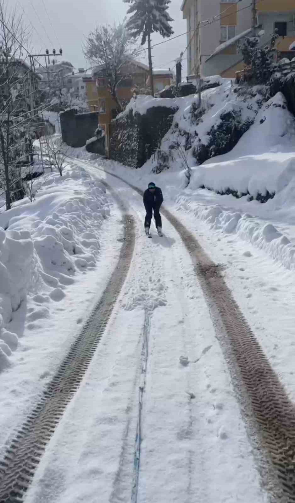 Pikabın arkasına bağladığı iple mahalle arasında kayak yaptı
