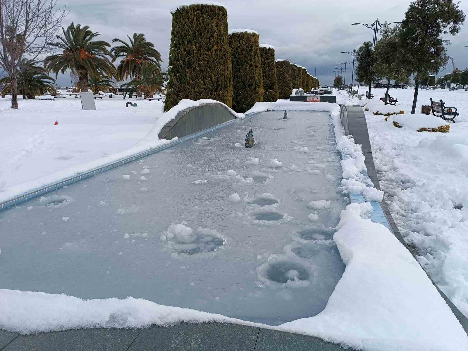 Kar buza, yolda yürümek de çileye dönüştü