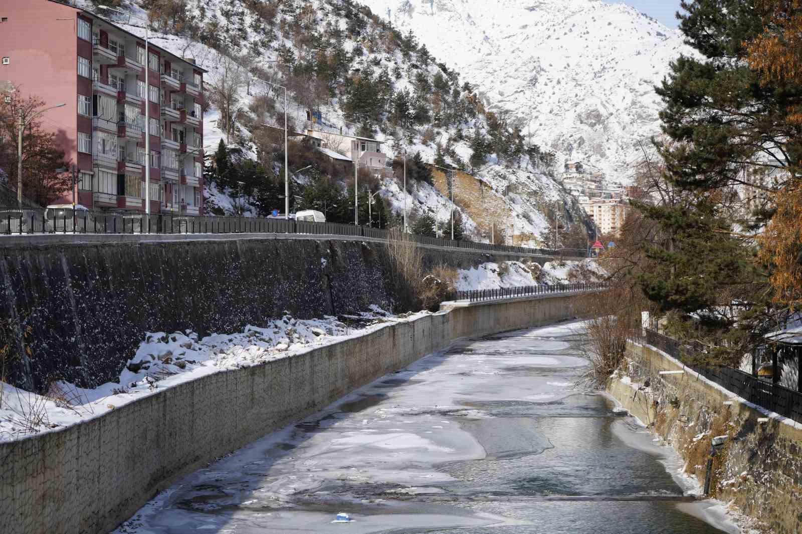 Türkiye’nin en hızlı akan çayı buz tuttu

