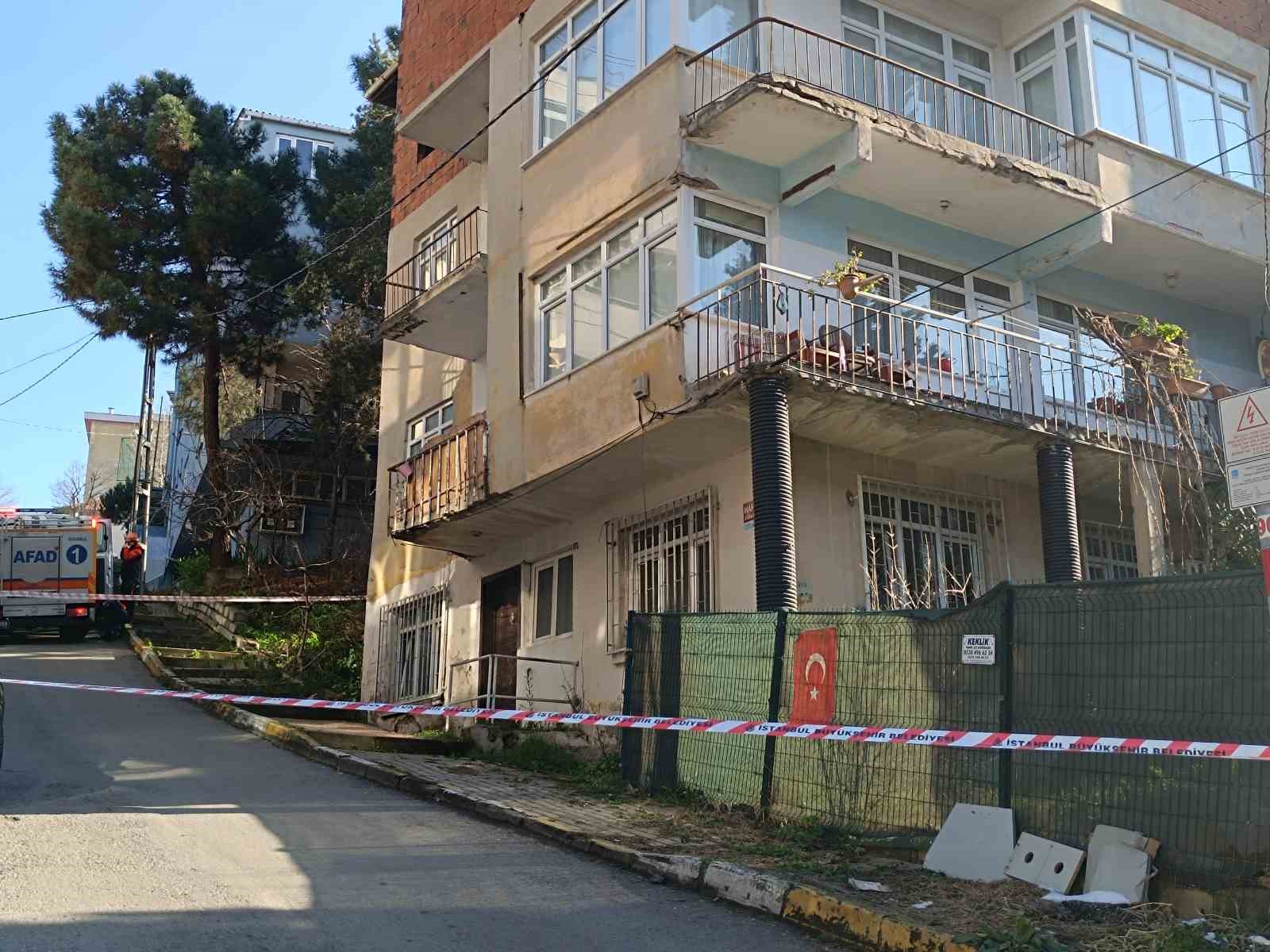 Pendik’te duvarlarından çatlama sesi gelen 3 katlı bina tahliye edildi