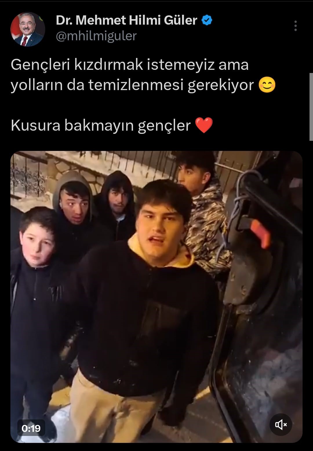 Buz tutan yolda kayan gen&ccedil;lerle operat&ouml;r arasında g&uuml;ld&uuml;ren diyalog
