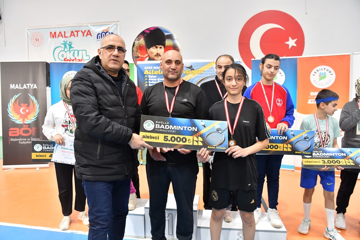 Aileler arası Badminton Turnuvası b&uuml;y&uuml;k ilgi g&ouml;rd&uuml;
