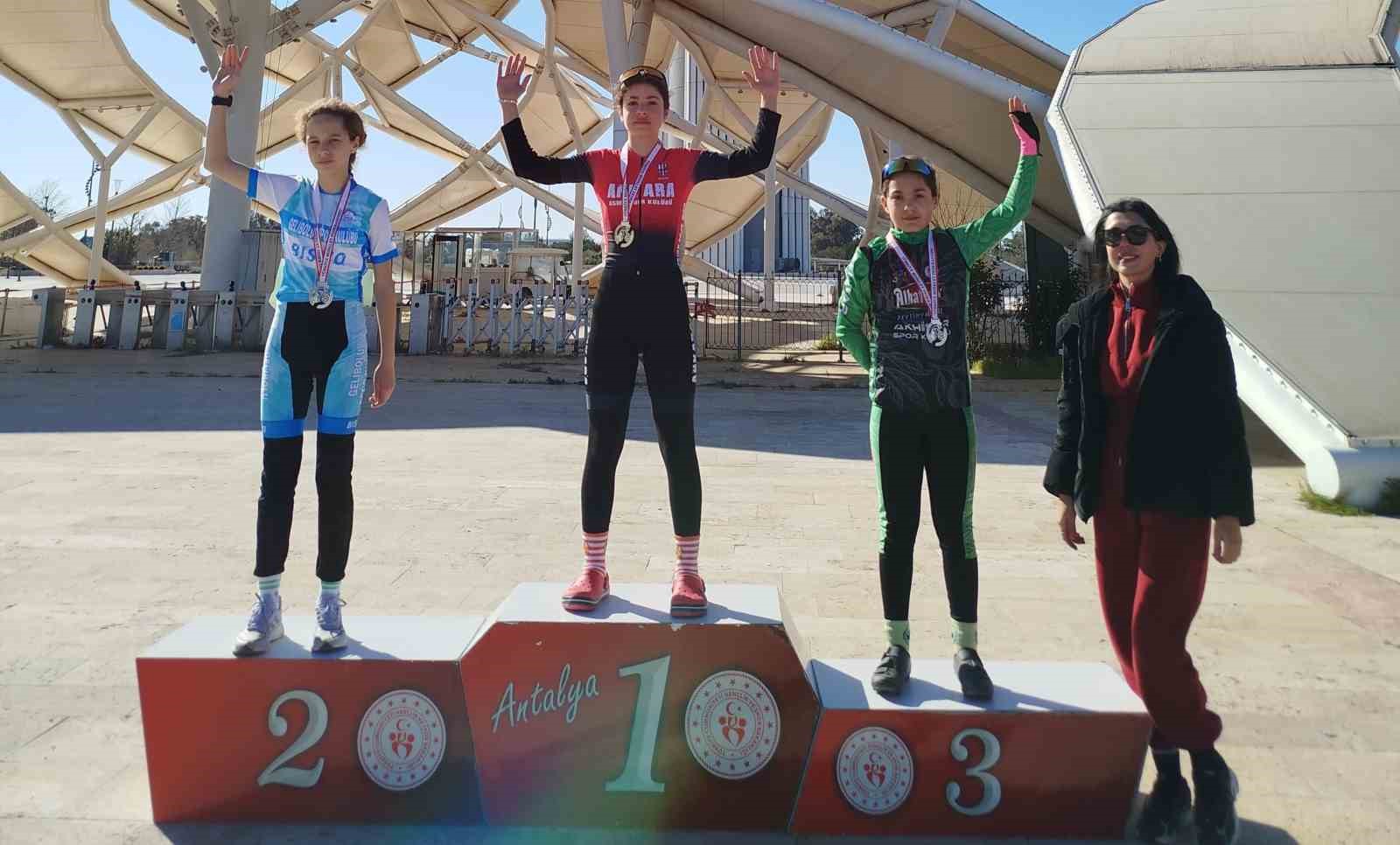 Akhisarlı bisikletçiler 3 bronz madalya kazandı