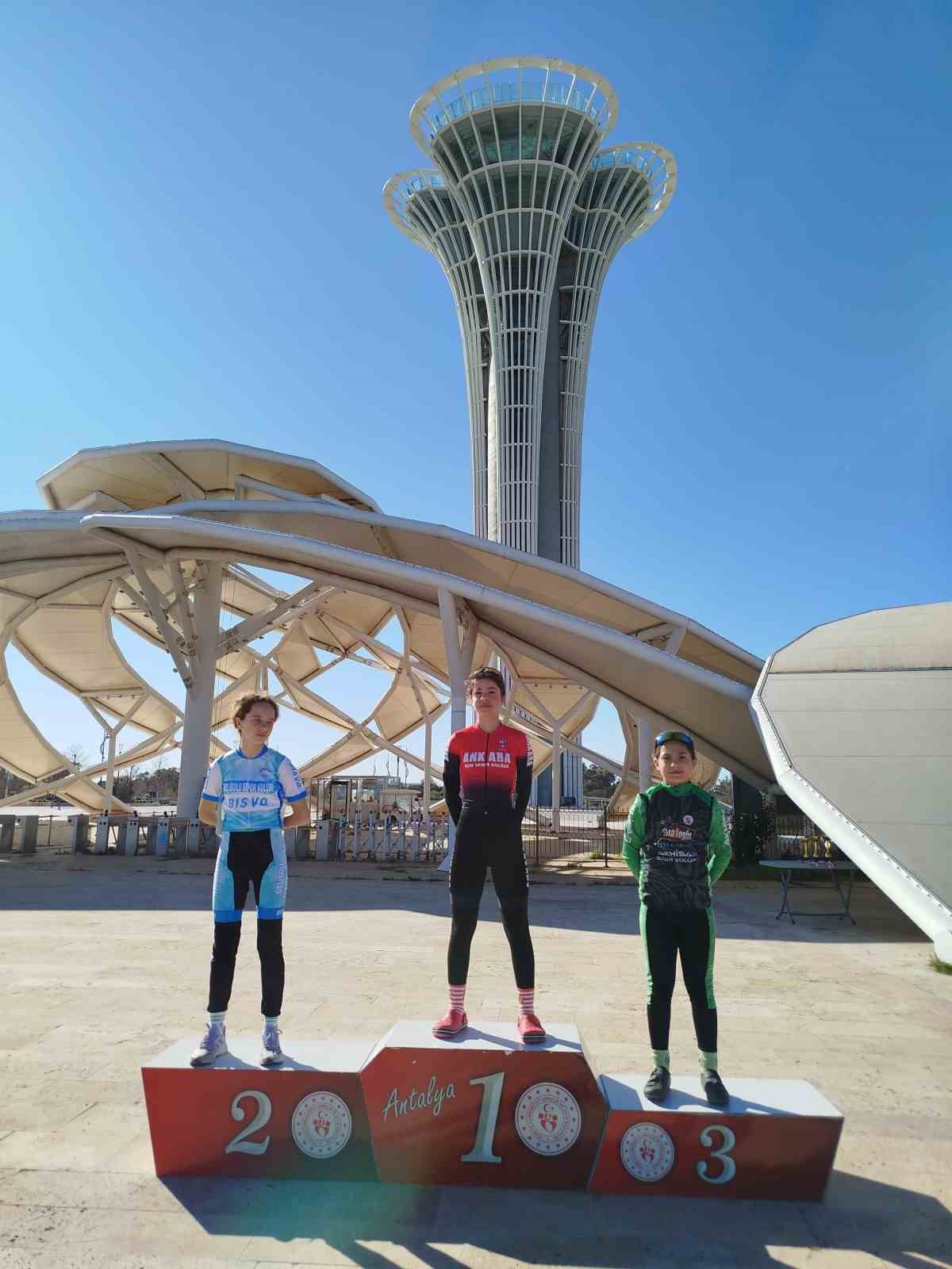 Akhisarlı bisiklet&ccedil;iler 3 bronz madalya kazandı
