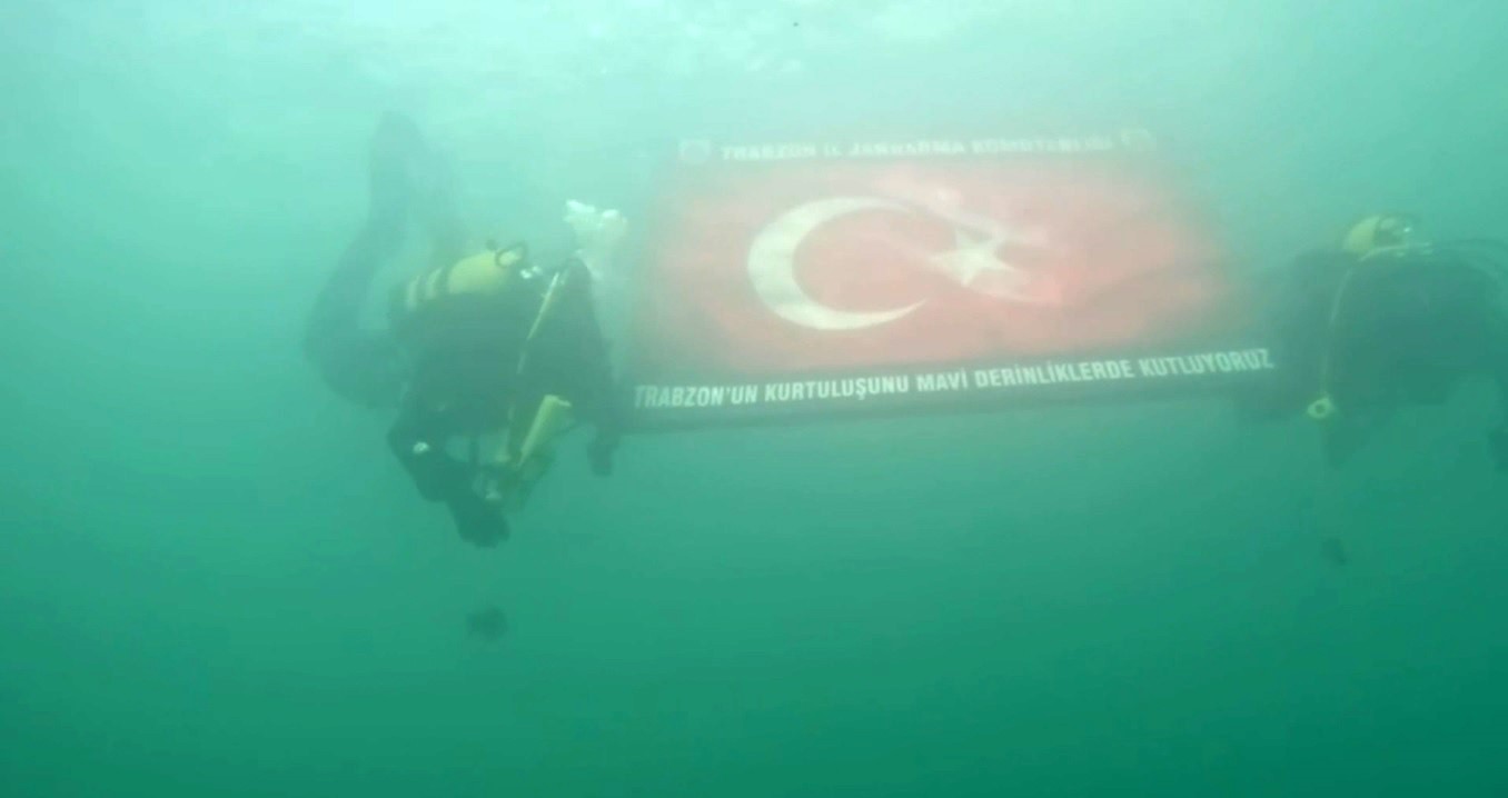 Jandarma ekipleri Trabzon’un kurtuluşunu mavi deriliklerde kutladı