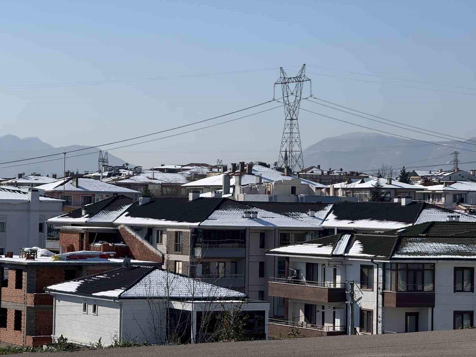 Sakarya buz kesti, su birikintileri ve süs havuzları dondu
