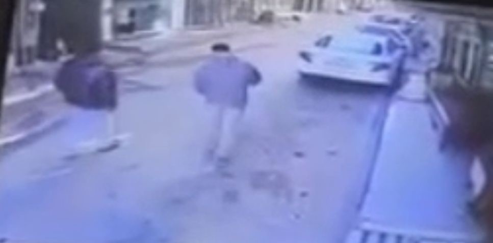 Kurşunlardan kaçmak için araç etrafında ring attı...Silahlı saldırı kamerada