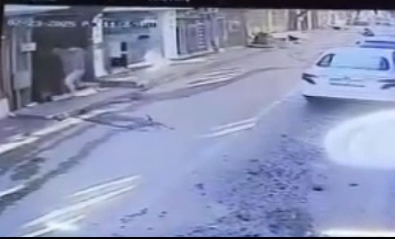 Kurşunlardan ka&ccedil;mak i&ccedil;in ara&ccedil; etrafında ring attı...Silahlı saldırı kamerada
