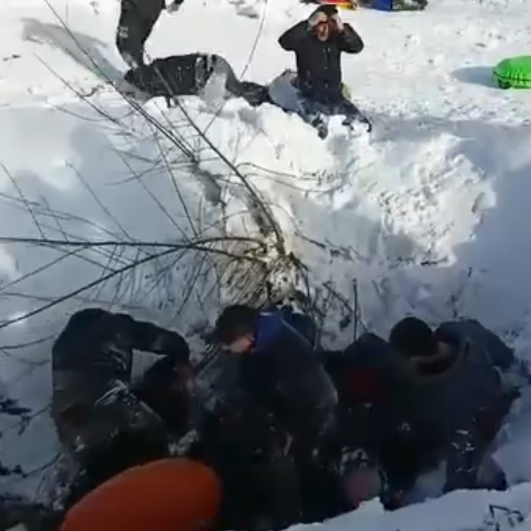 Arka arkaya şambrele binen 10 kişi virajı alamadı, &ccedil;ukura d&uuml;şt&uuml;
