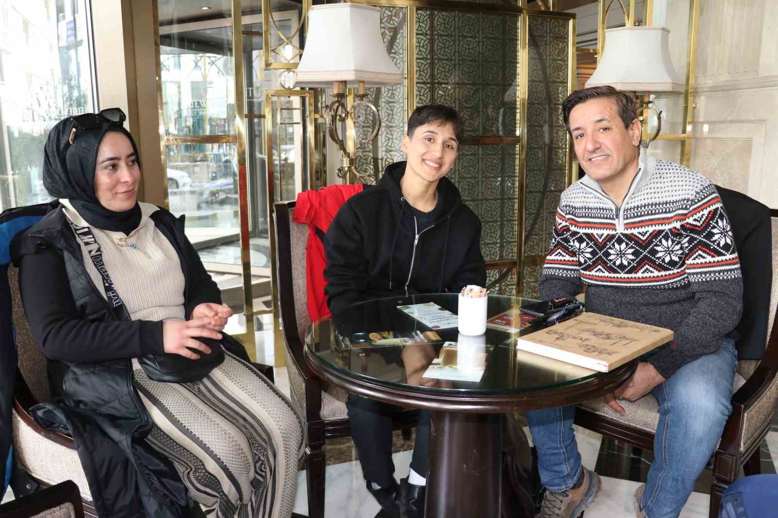 Ses yarışmasında tur atlayan Sakine, gündüz yeşil sahalarda, akşamları düğünlerde sahne alıyor