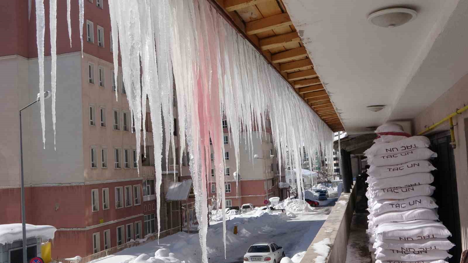 Bitlis’te kar yağışı durdu, ortalık buz kesti
