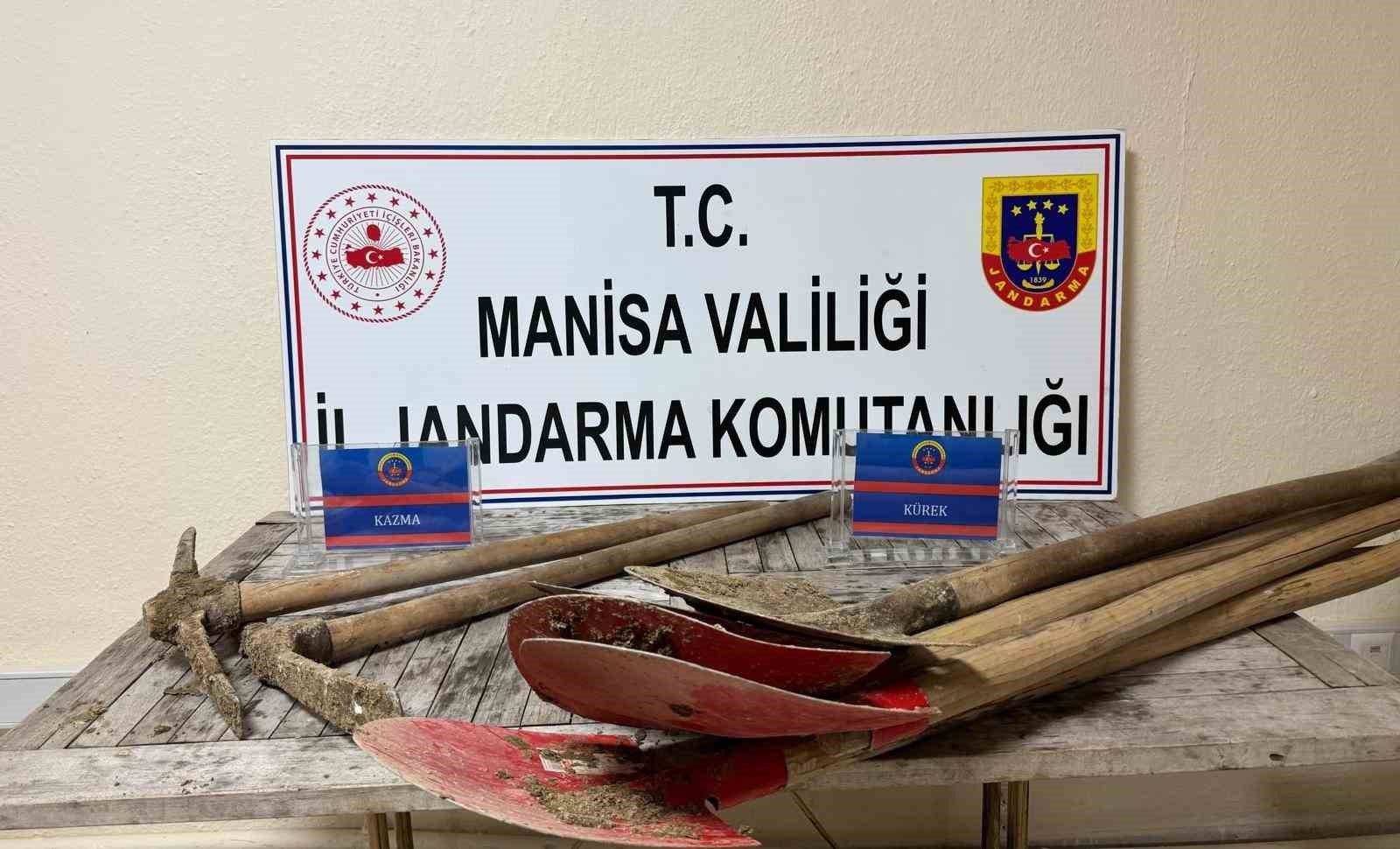 Manisa’da kazma-kürekli defineciler suçüstü yakalandı