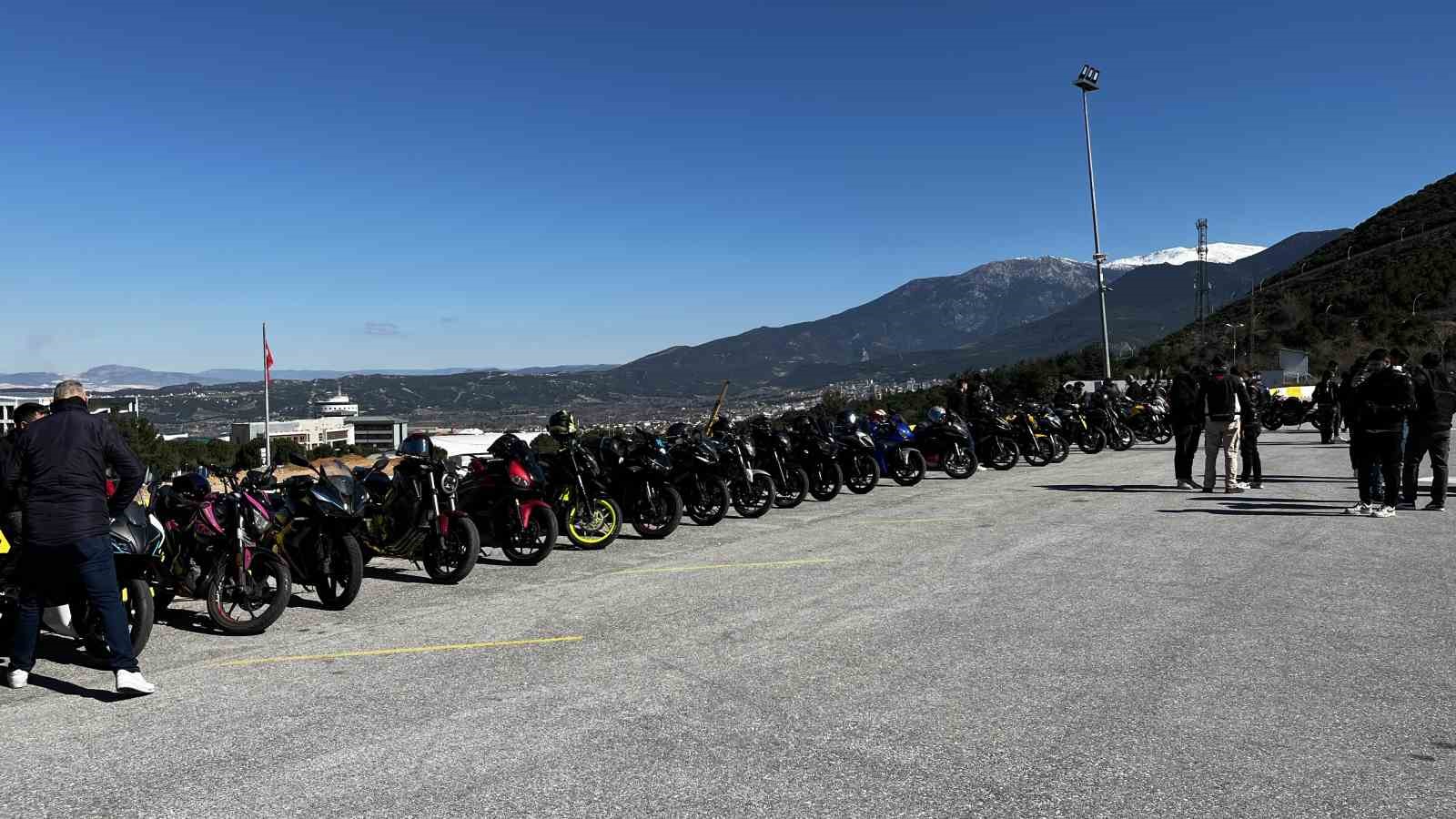 Motosiklet&ccedil;iler motorcu dostu bariyerler i&ccedil;in &ccedil;ağrıda bulundu
