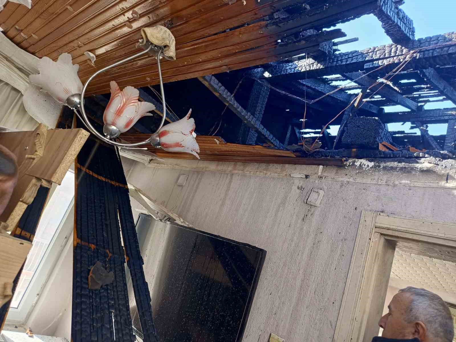 Isparta&rsquo;da &ccedil;atıda &ccedil;ıkan yangın kısa s&uuml;rede s&ouml;nd&uuml;r&uuml;ld&uuml;
