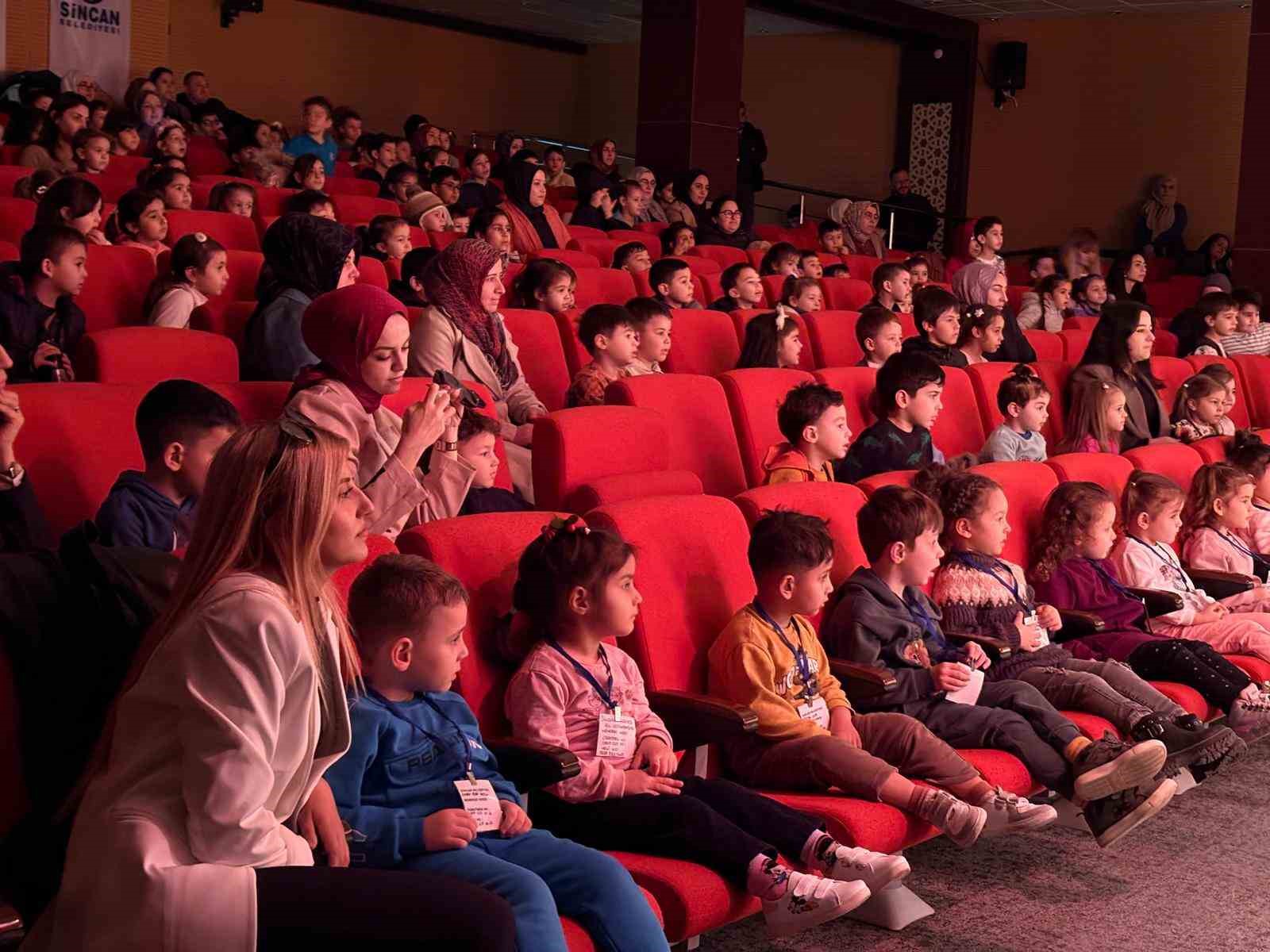 Sincan’da kreşli öğrenciler tiyatro oyunu ile doyasıya eğlendi
