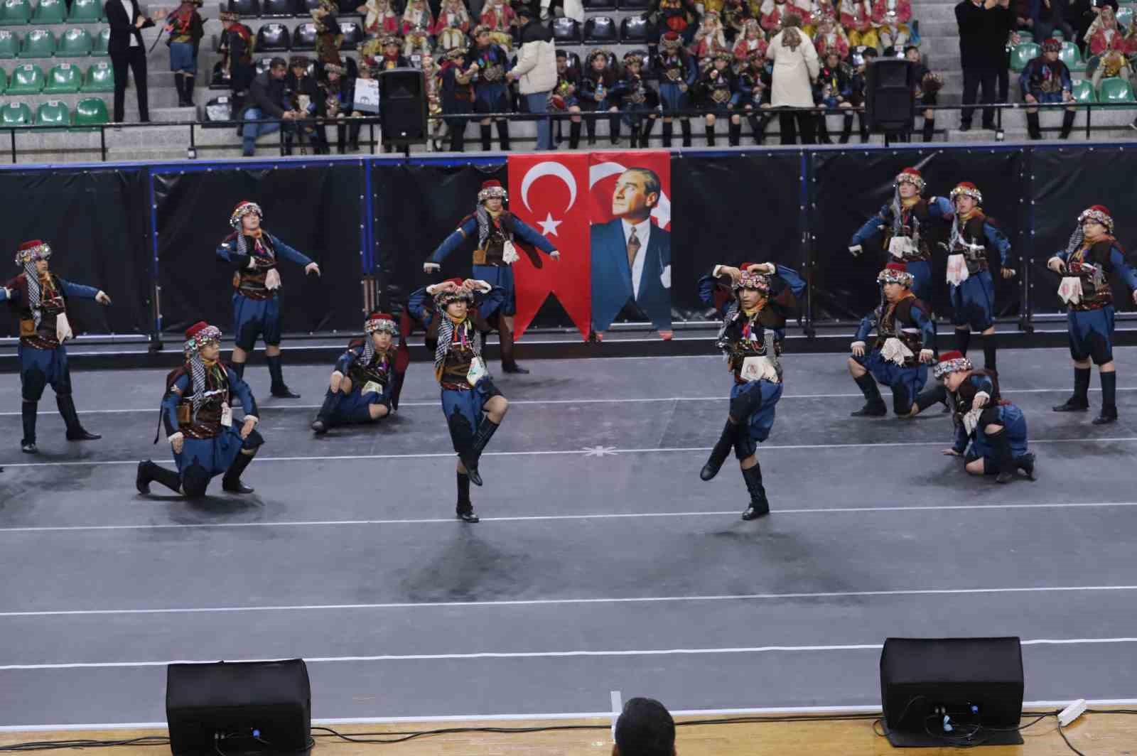 Halk oyunları şöleni izleyenleri büyüledi