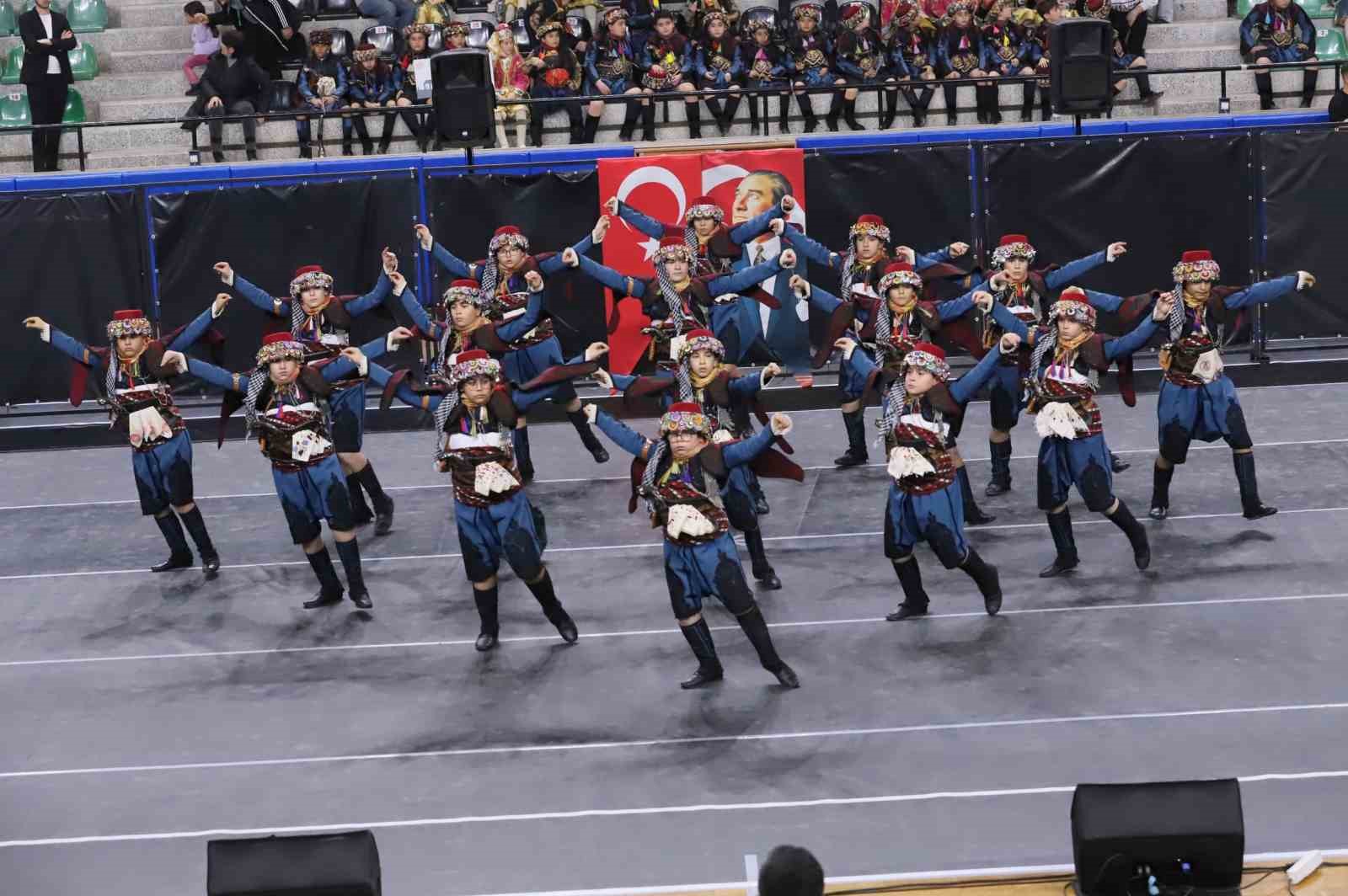 Halk oyunları şöleni izleyenleri büyüledi
