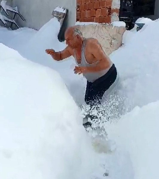 "Biz yayla &ccedil;ocuğuyuz" diyerek karda y&uuml;zd&uuml;
