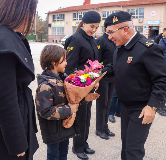 İl Jandarma Komutanı Demir, kendisine tebrik kartı gönderen öğrenciyi ziyaret etti