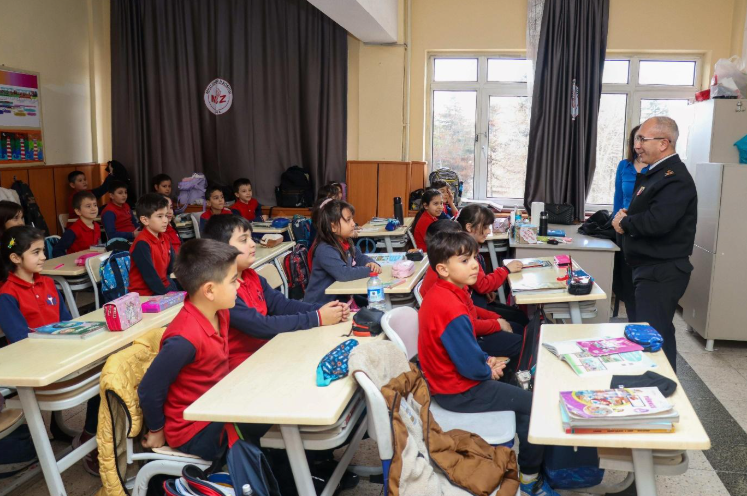 İl Jandarma Komutanı Demir, kendisine tebrik kartı gönderen öğrenciyi ziyaret etti