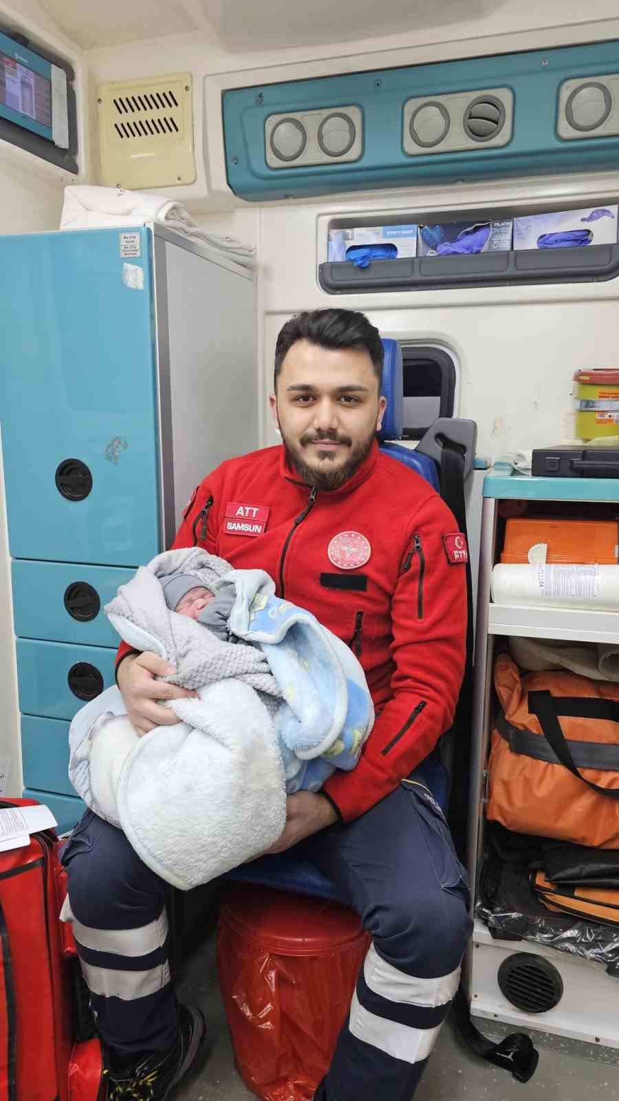 Ambulansta doğum: Ahmet bebek hayata gözlerini ambulansta açtı
