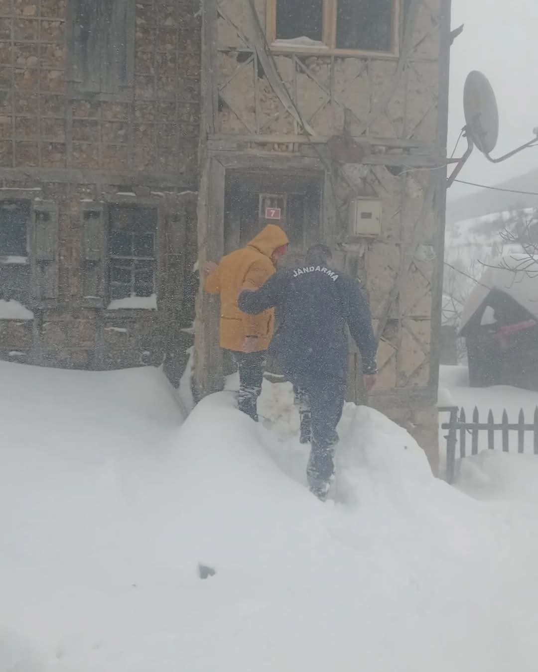 Ordu’da karda mahsur kalan yaşlı adam kurtarıldı
