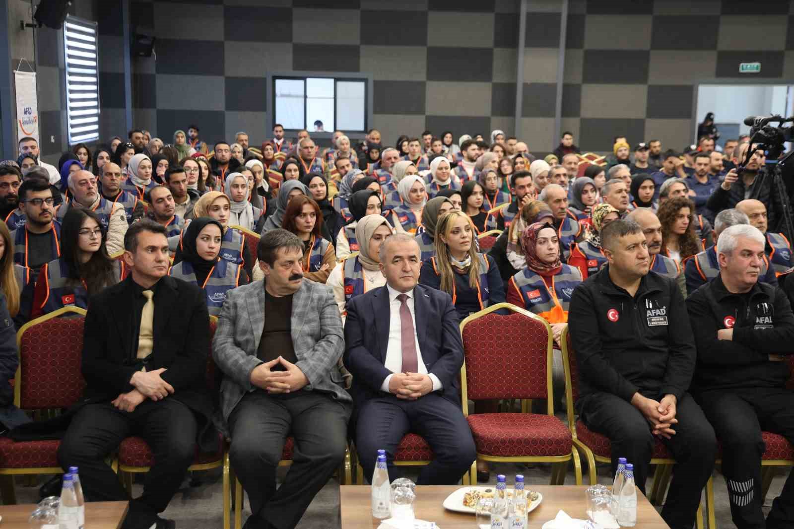 Eğitimlerini tamamlayan AFAD gönüllüleri sertifikalarını aldı
