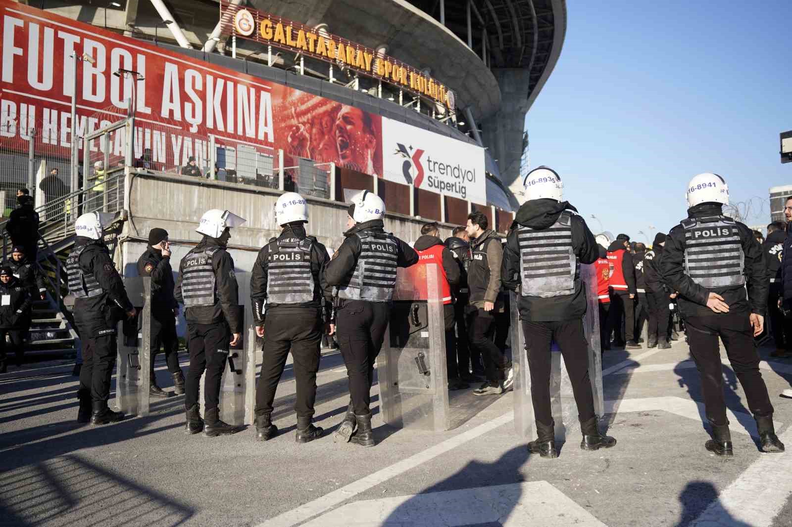 Fenerbahçe taraftarı, Ali Sami Yen Spor Kompleksi’ne ulaştı
