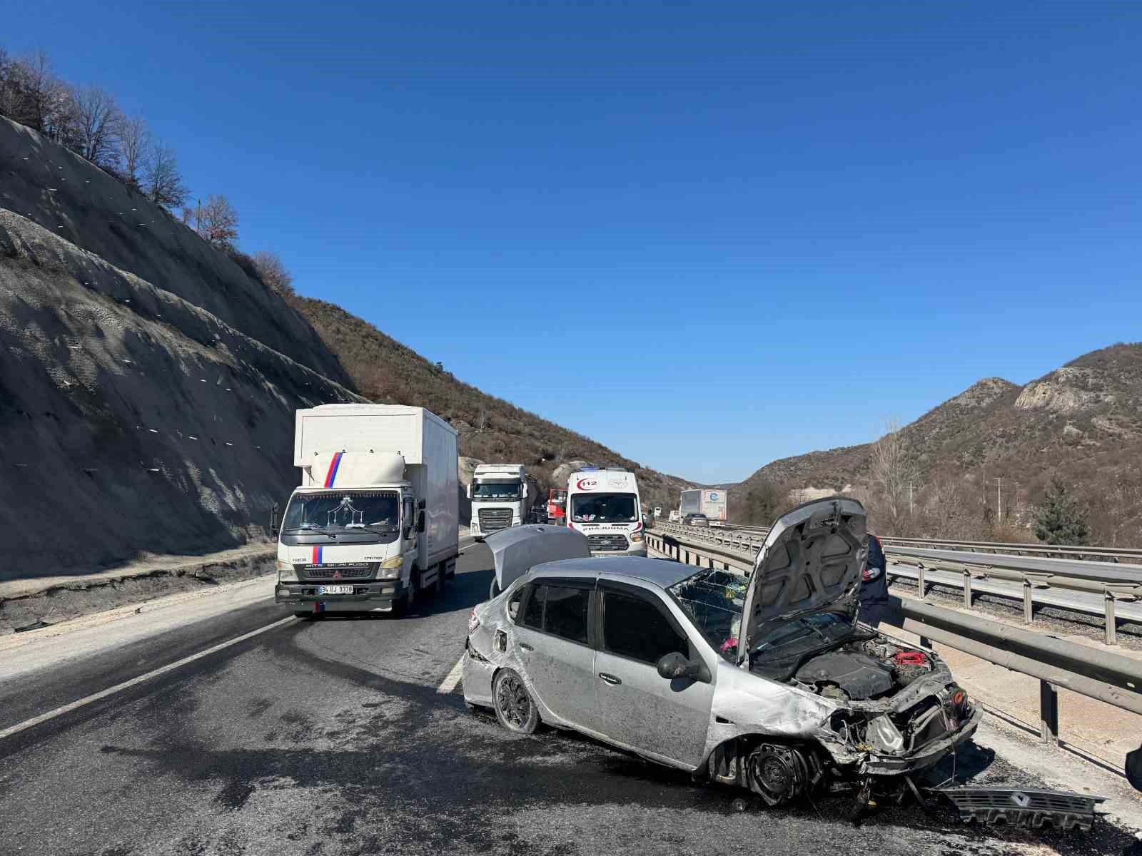 Bilecik'te trafik kazasında 3 kişi yaralandı, İhlas Haber Ajansı bildirdi.