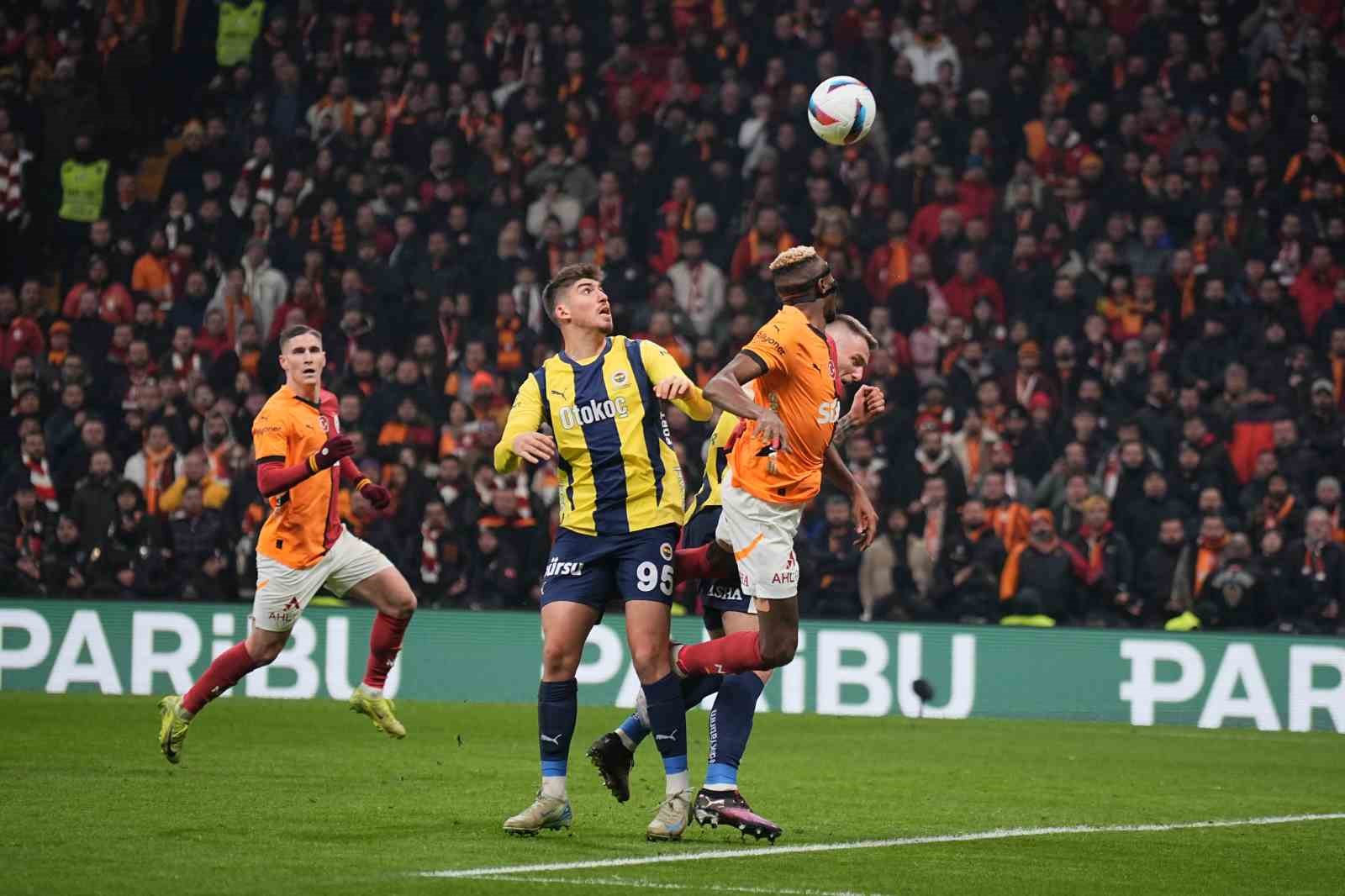Trendyol Süper Lig: Galatasaray: 0 - Fenerbahçe: 0 (İlk yarı)
