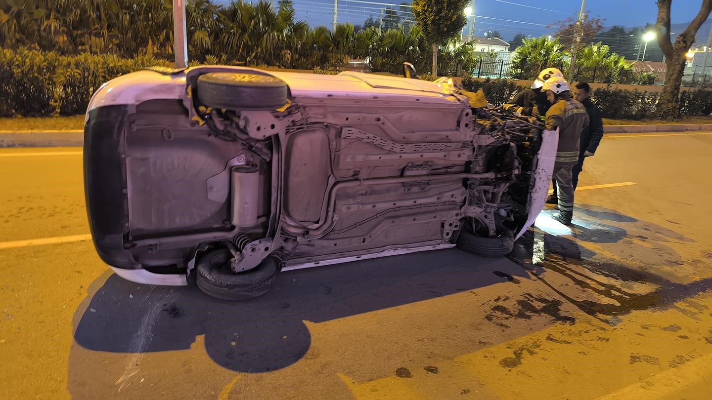 İskenderun’da yan yatan aracın sürücüsü yaralandı
