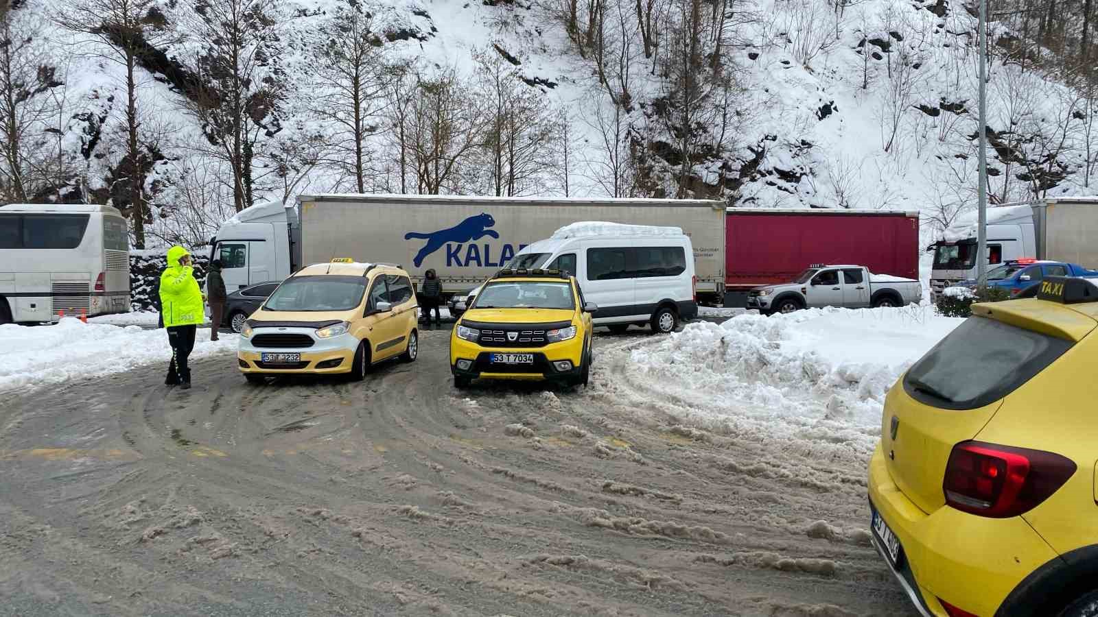 Sarp kara yolu ulaşıma kapandı ekipler &ccedil;alışma başlattı
