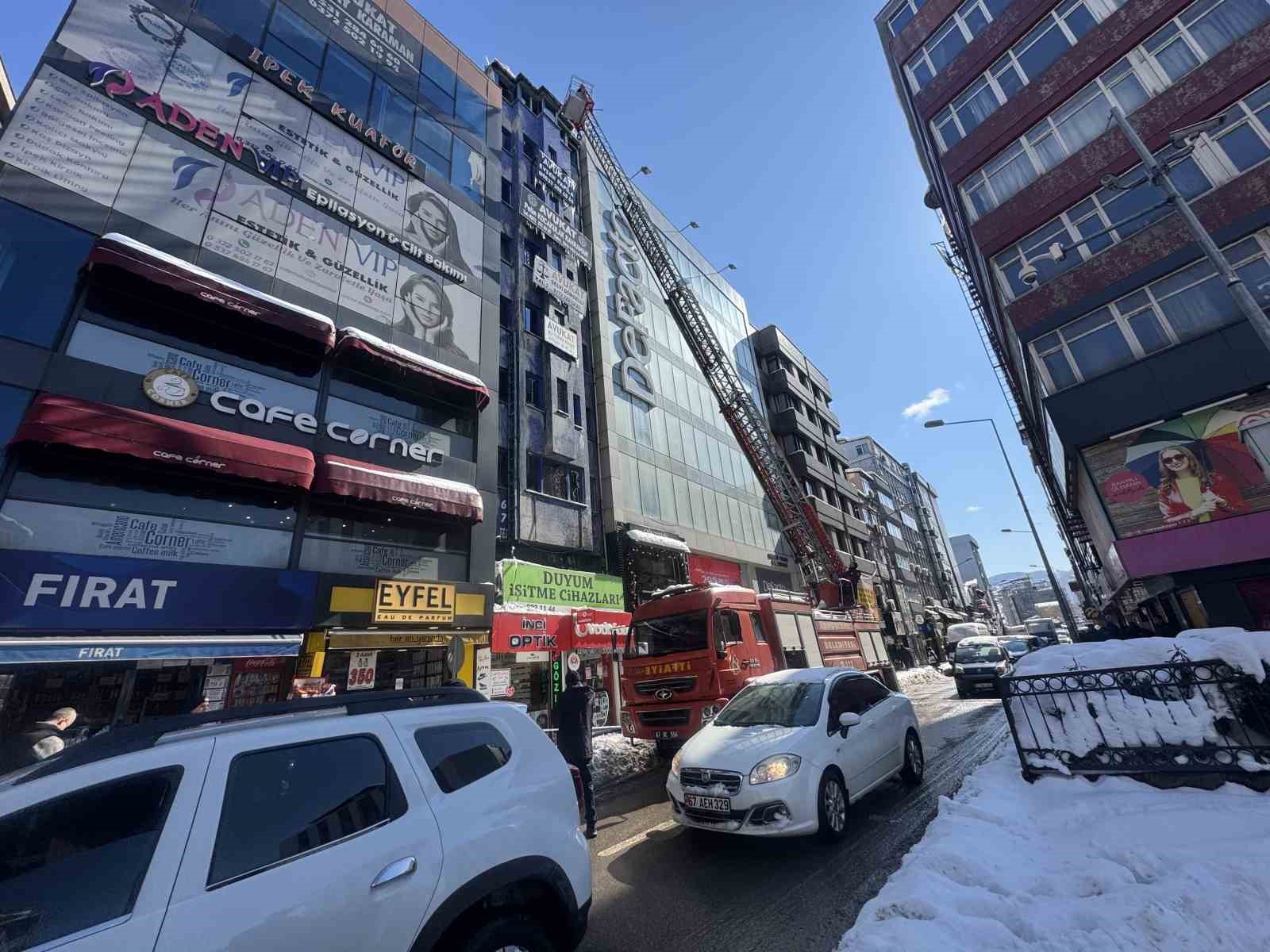 Tehlike oluşturan kar kütleleri temizlendi