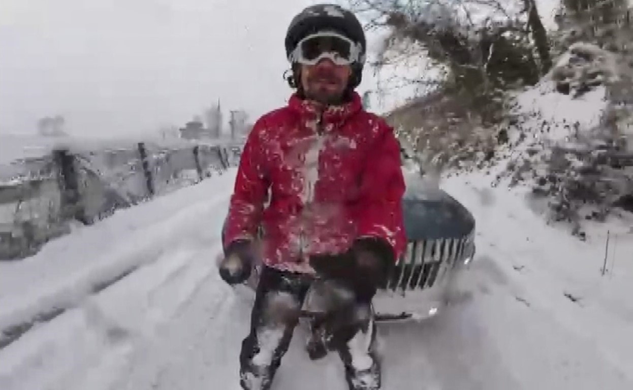 Sokakları kayak pistine çevirdi