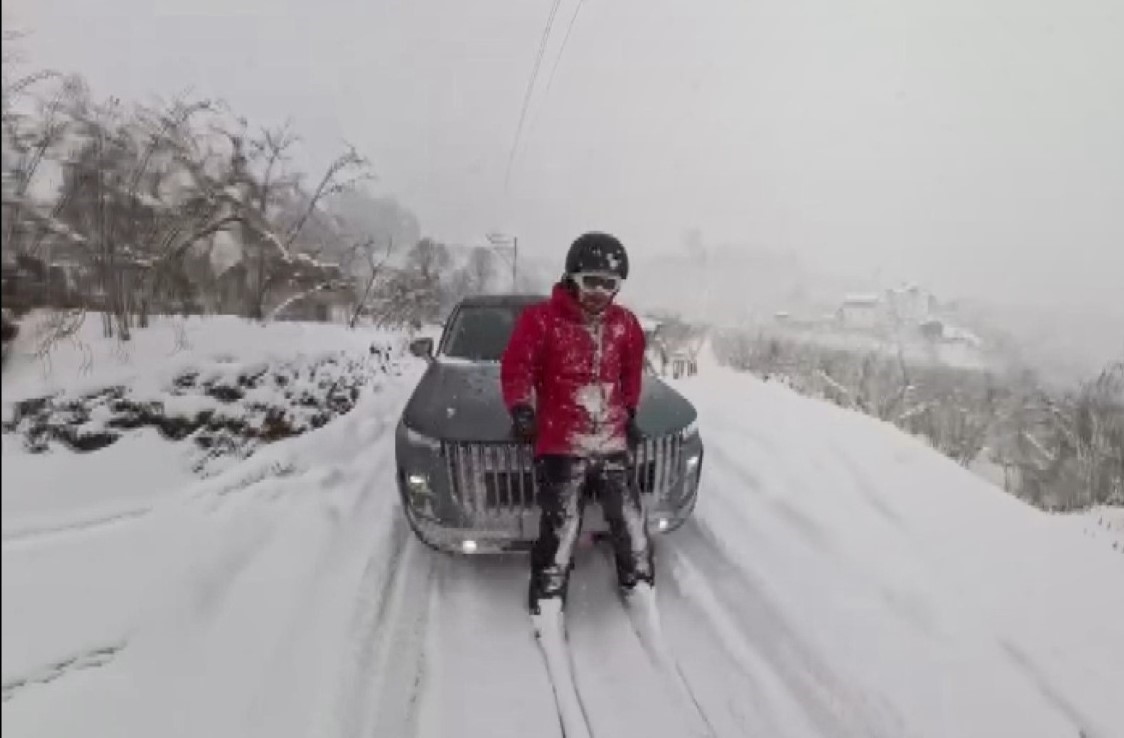 Sokakları kayak pistine &ccedil;evirdi
