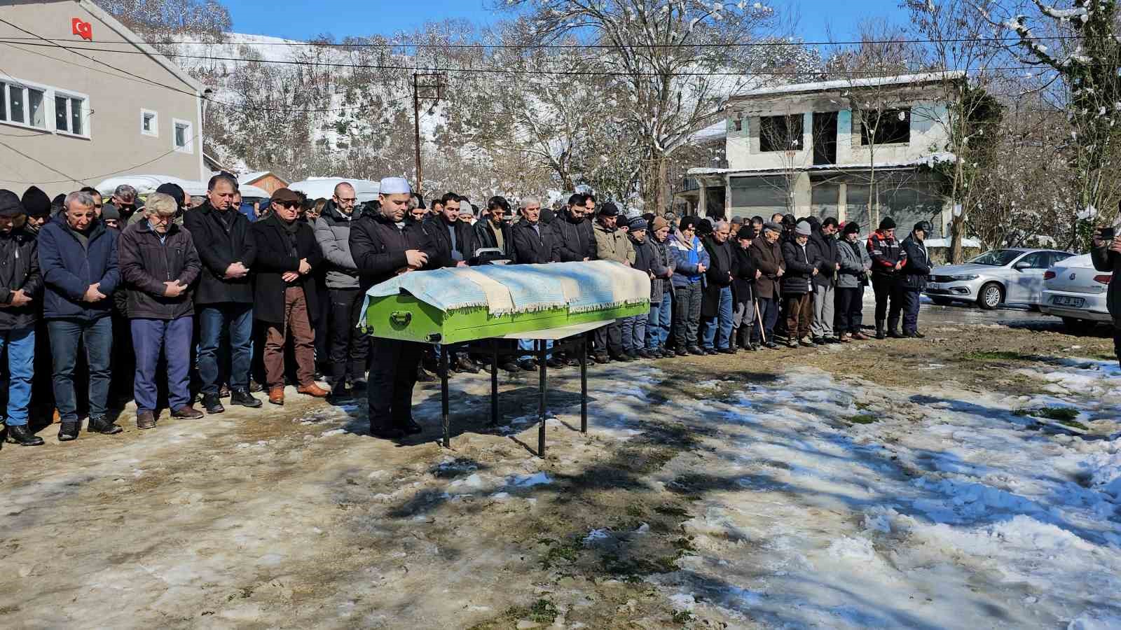 Ecel 47 yaşındaki &ouml;ğretmeni karla kaplı anteni temizlerken yakaladı
