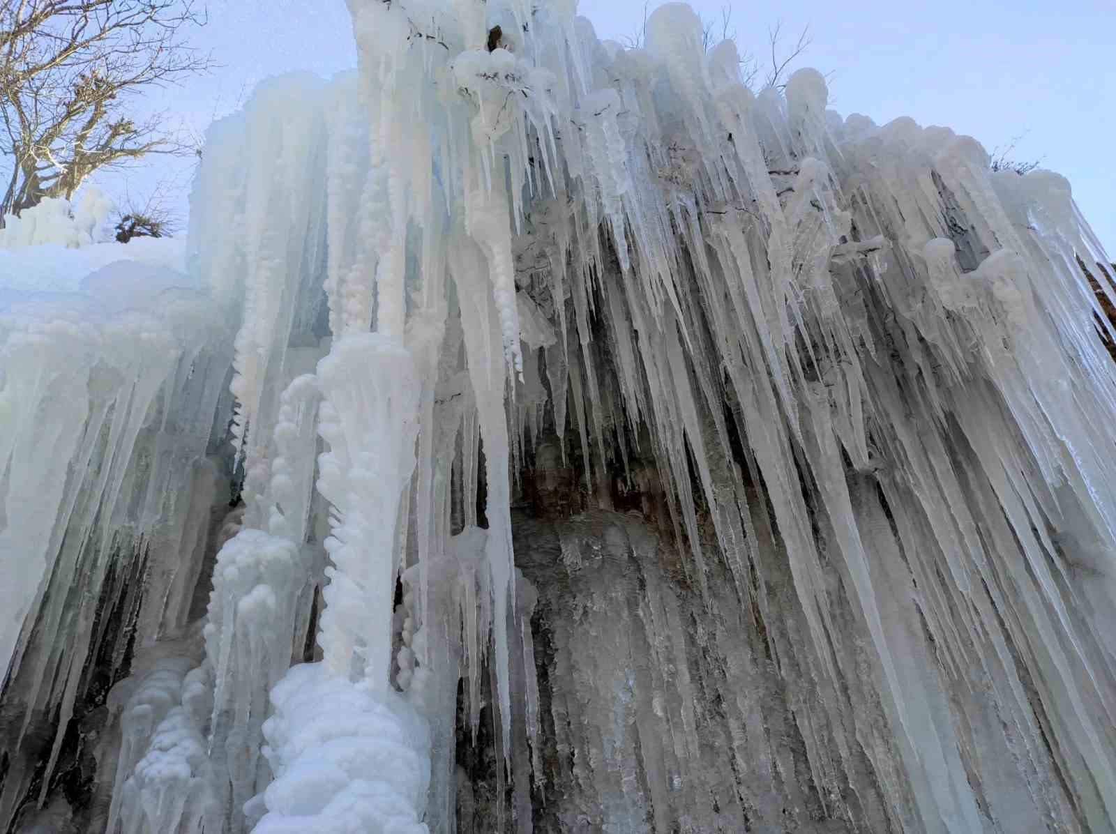 Batman’da şelale dondu, 30 metreyi bulan buz sarkıtları oluştu