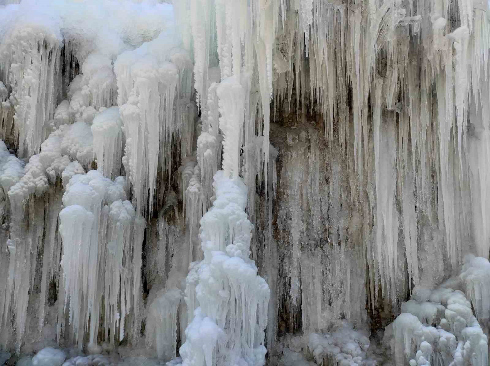 Batman&rsquo;da şelale dondu, 30 metreyi bulan buz sarkıtları oluştu
