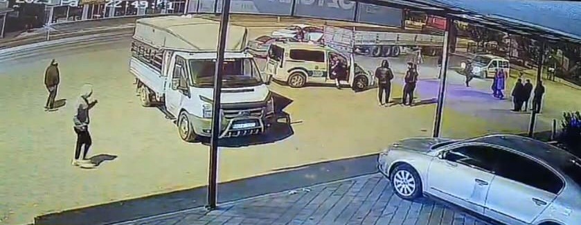 Bı&ccedil;akla &ouml;ld&uuml;r&uuml;len gence saldırı anları g&uuml;venlik kamerasında
