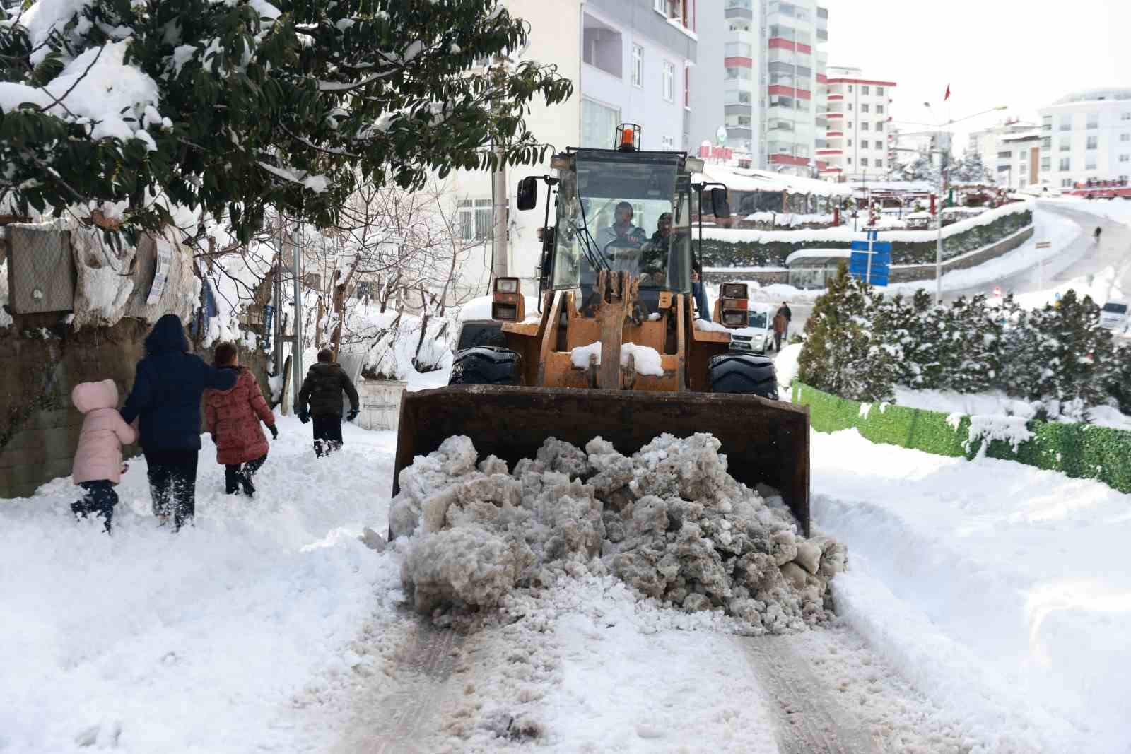 İlkadım’da karla mücadele devam ediyor