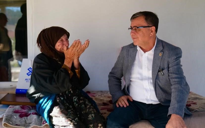 Altıeyl&uuml;l Belediyesi ekiplerinden ibadethane temizliği
