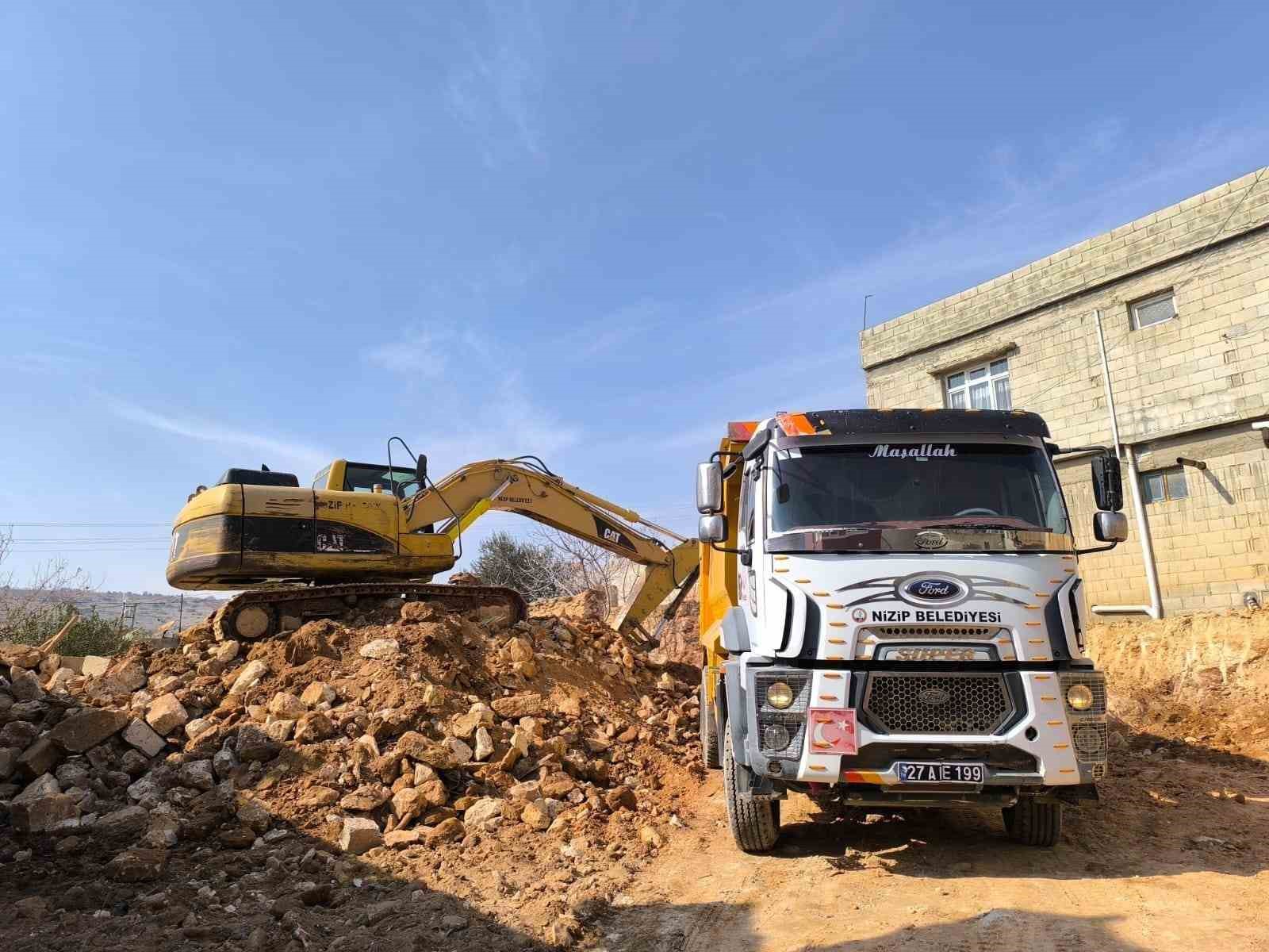 Nizip Belediyesi, tehlike arz eden metruk binaları yıktı
