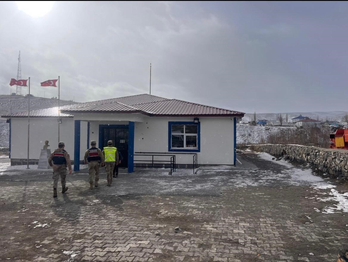 Kars&rsquo;ta jandarmadan "Huzurlu Okul &Ouml;nleri" ve "Huzurlu Sokaklar" uygulaması
