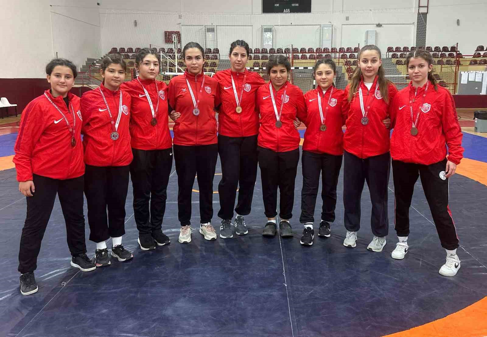 Kepez’in kızlarına altın madalya