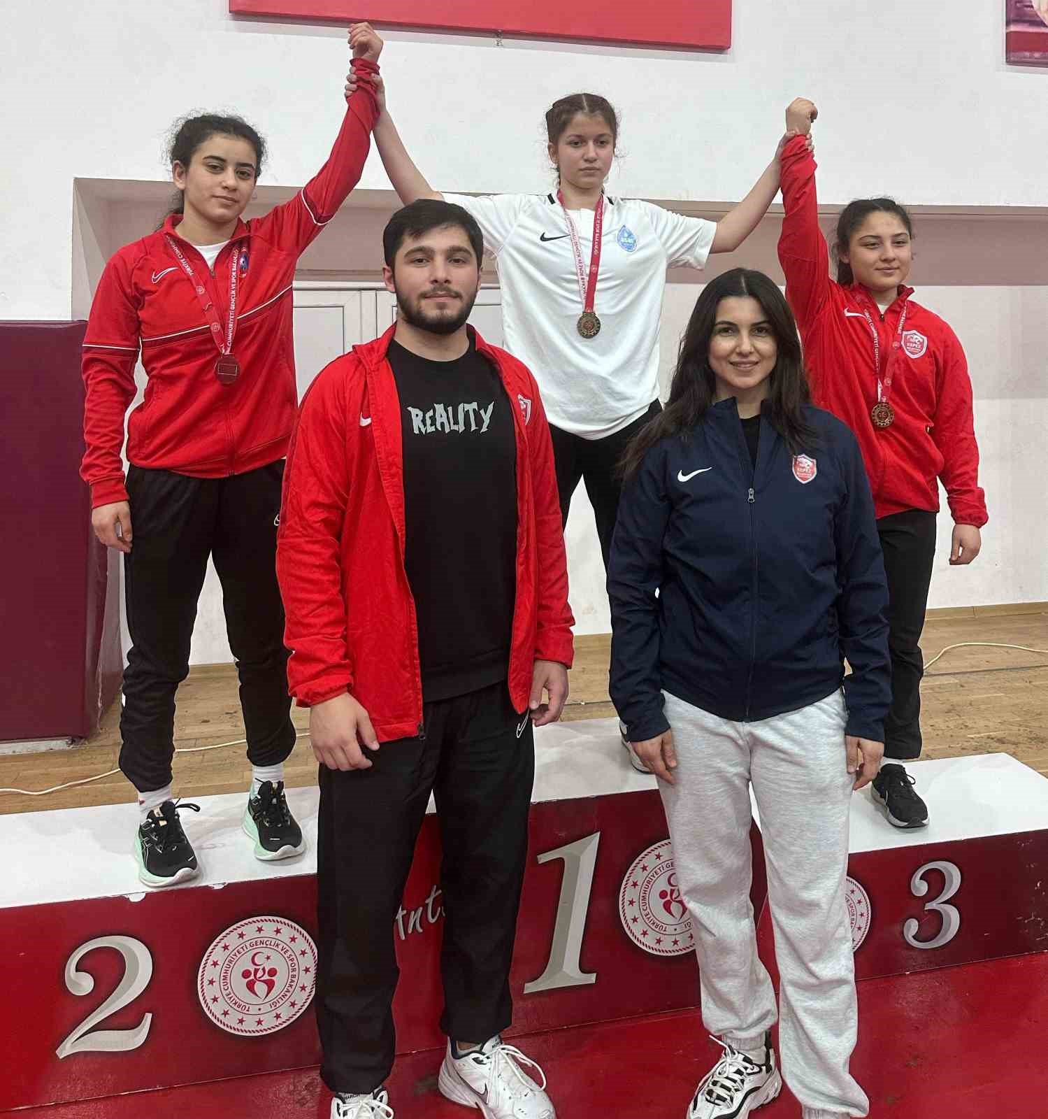 Kepez&rsquo;in kızlarına altın madalya
