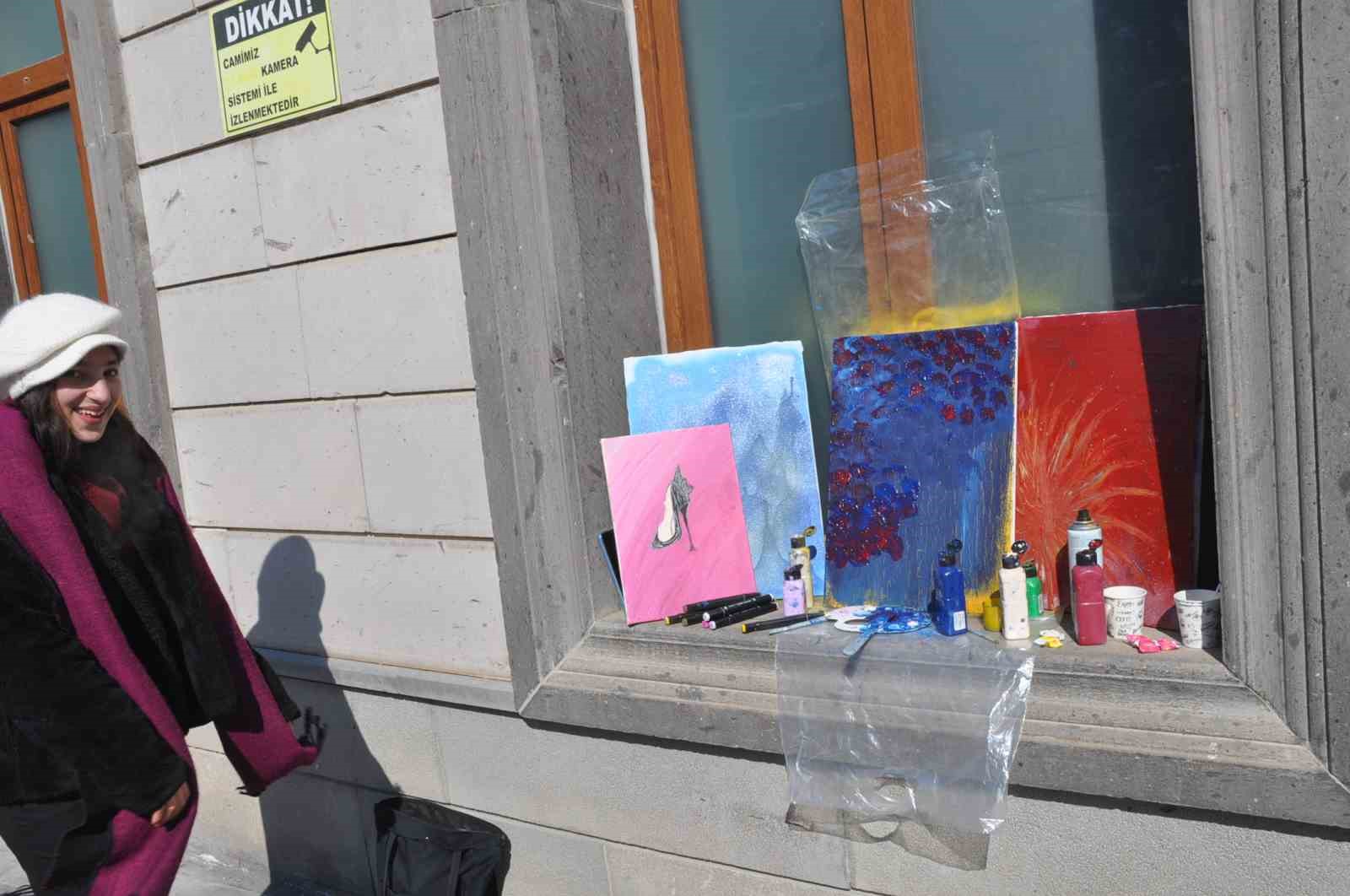 Eksi 25 derecede yağlı boya resimleri yaptı