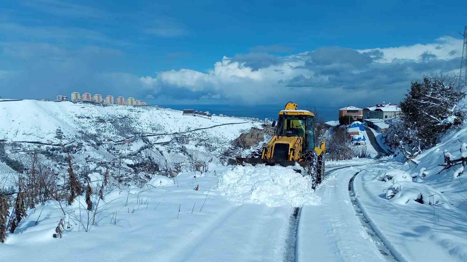 Ak&ccedil;aabat Belediyesi yoğun kar yağışına karşı kesintisiz &ccedil;alışıyor
