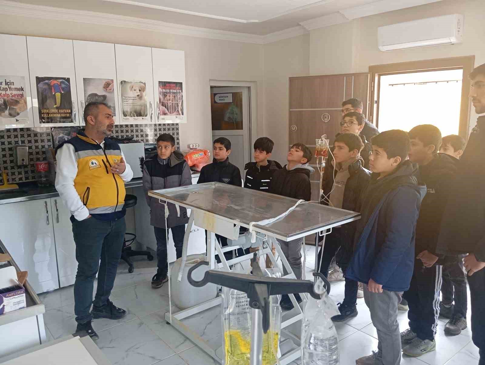 Kahta Belediyesi Hayvan Bakım ve Rehabilitasyon Merkezi&rsquo;ne &Ouml;ğrencilerden Anlamlı Ziyaret
