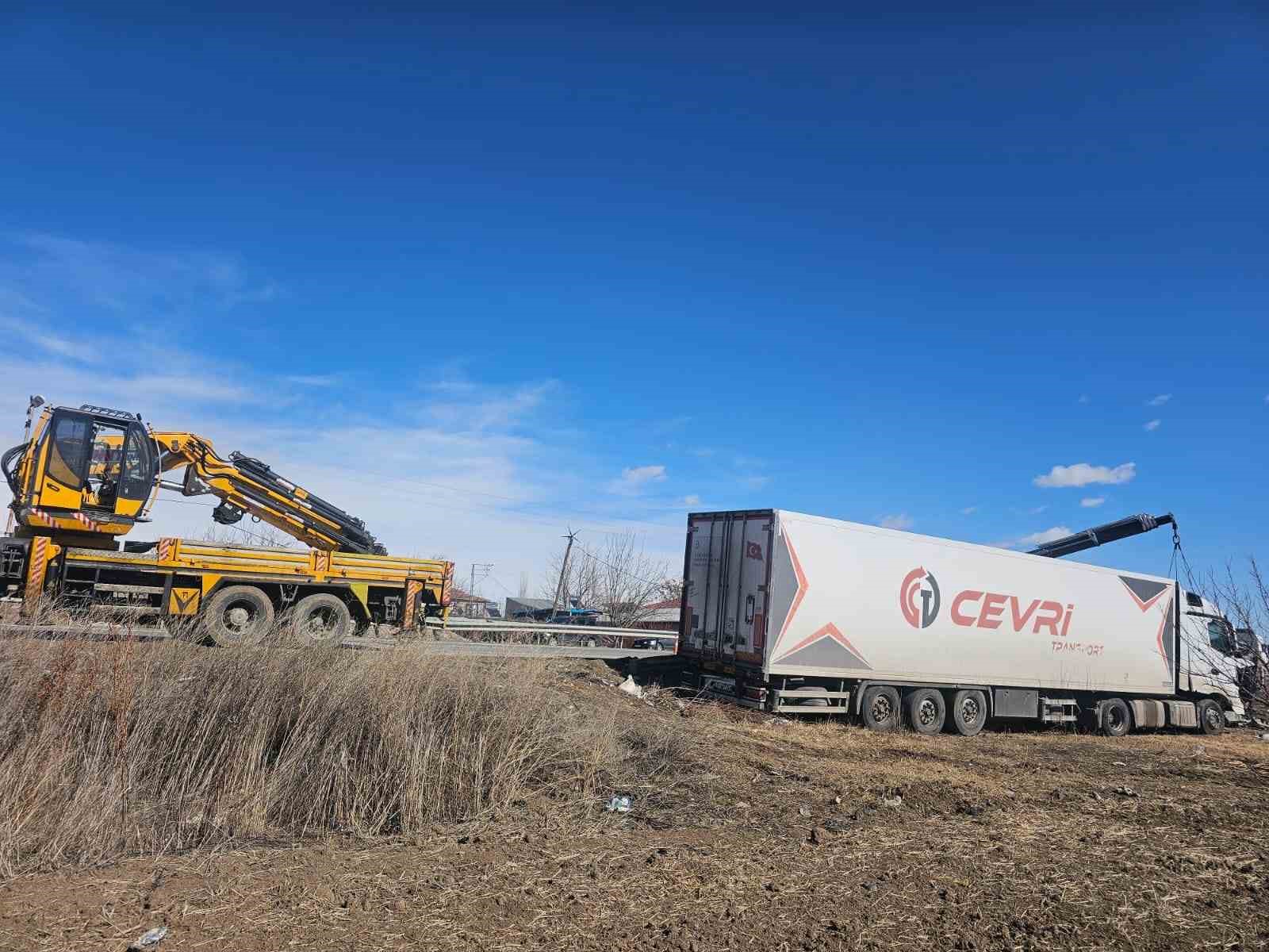 Iğdır&rsquo;da hafriyat kamyonu ile tır &ccedil;arpıştı
