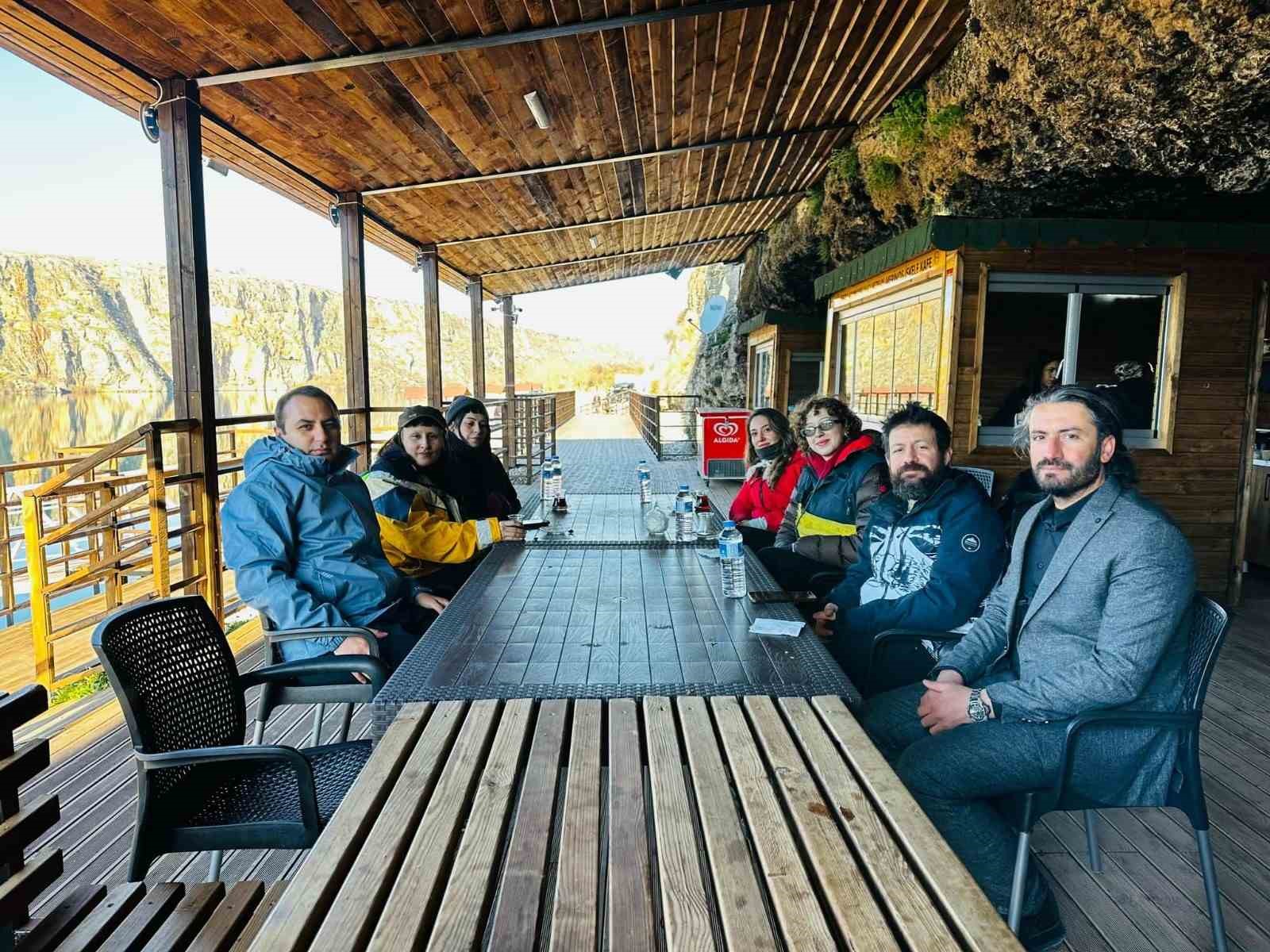 Kaymakam Partal, çizgili sırtlanların yaşam alanında incelemelerde bulundu